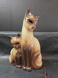 lot 381 image: Vintage Siamese Cats TV Lamp- Works. Has a Crack.