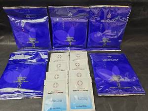 lot 404 image: Meltology Self-Heating Spa Mitts and Verseo Detox Clay Body Wrap Collection