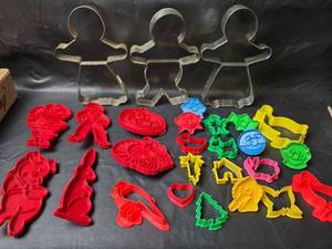 lot 416 image: Cookie Cutter Set with Metal and Plastic Cutters