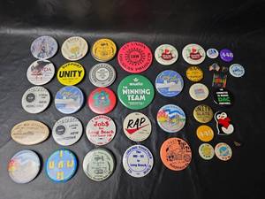 lot 423 image: Pin and Button Collection
