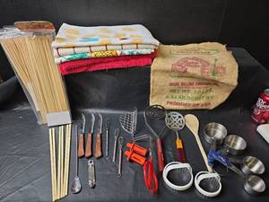 lot 425 image: Mixed Kitchen Utensils and Towels