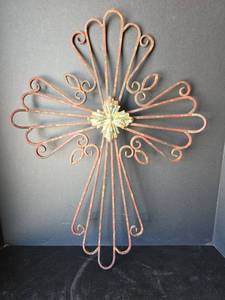 lot 448 image: Metal Cross Wall Art 17in x 24in
