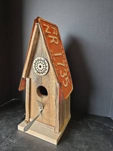 lot 466 image: 18in Tall Wooden Birdhouse with Metal License Plate Roof