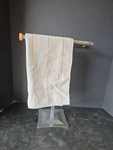 lot 474 image: Countertop Hand Towel Rack 17in