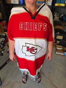 lot 510 image: Kansas City Chiefs NFL Wool Poncho One Size Fits All NEW