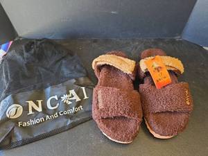 lot 548 image: ONCAI Womens Fuzzy Memory Foam Sandles