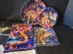 lot 552 image: Disney Tangled Rapunzel Party Supply Set