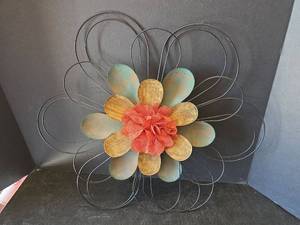 lot 560 image: Metal Flower Wall Art - 20in.