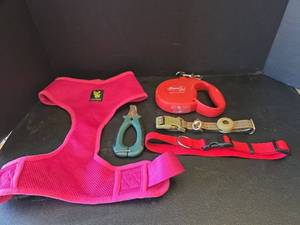 lot 579 image: XXL Pink Dog Harness, Collars, Retractable Leash, and Large Nail Clippers