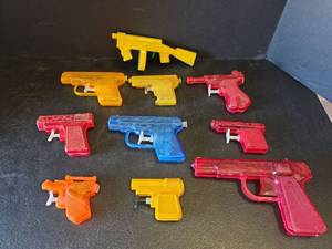 lot 588 image: Vintage Plastic Water Squirt Guns Collection Multi-Color Set