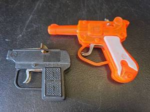 lot 589 image: Vintage Toy Pistol Cap Guns
