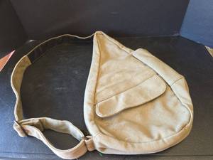 lot 596 image: AmeriBag Healthy Back Bag Beige Canvas Crossbody