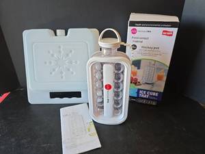 lot 609 image: Nuova Era Hockey Pot Ice Cube Making Bottle with   Cooler Frozen Divider