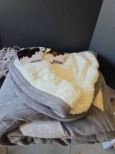 lot 624 image: NEW Plush Dual Sided Electric Heated Blanket with Auto-Off Feature - Queen Size