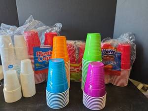 lot 632 image: Disposable Plastic Party Cups