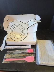 lot 661 image: 3 Silicone Bread Slings and Utensils NEW