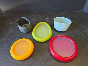 lot 662 image: Silicone Airtight Vegetable Keepers and 2 Silicone Water Bottle Bumpers NEW