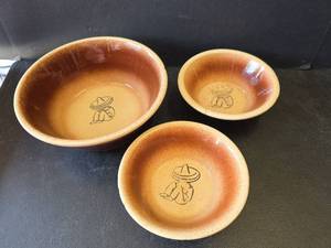 lot 753 image: Vintage Watt Pottery Siesta Sombrero Bowls