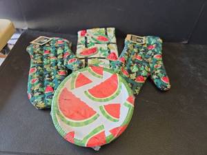 lot 754 image: Watermelon Kitchen Linen Set with Lunch Plates