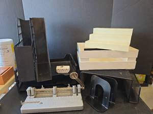 lot 822 image: Desk Organizers and Accessories