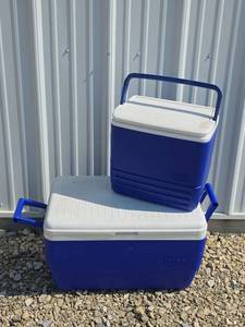 lot 824 image: Igloo Cooler Set