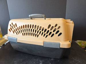 lot 829 image: Pet Taxi Travel Carrier