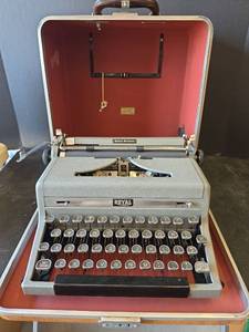 lot 833 image: Royal Quiet De Luxe Portable Typewriter with Case and Key