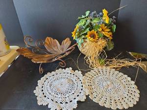 lot 834 image: Home Decor