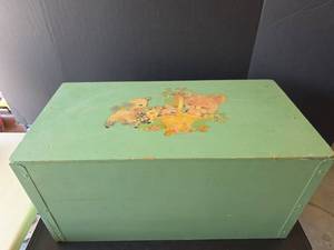 lot 860 image: Vintage Green Wooden Toy Chest with Teddy Bear Design