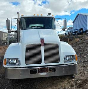 lot 64507 image: Kenworth T600 Semi Truck