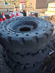 lot 64588 image: Industrial Solid Tellahandler tires and wheels