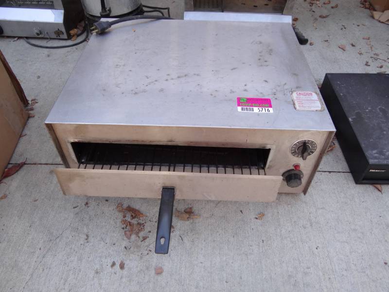 lot 5716 image: Single Pizza Oven Model 560