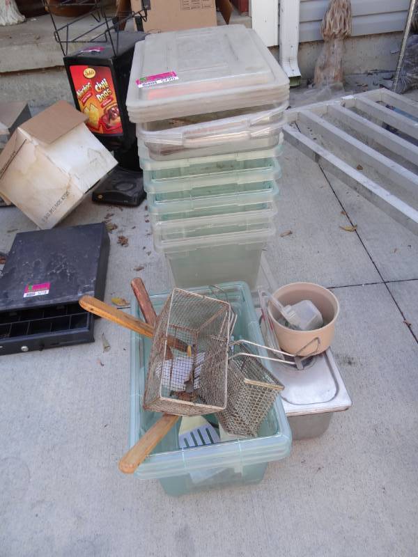 lot 5720 image: Lot of Clear Container W Lids and Misc. Items