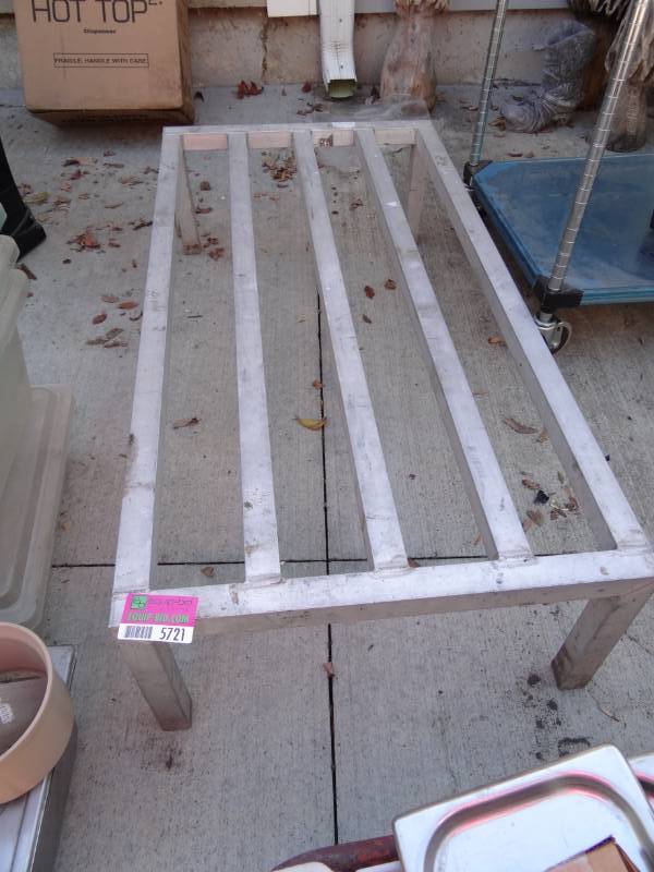 lot 5721 image: 48X24 Dunnage Rack