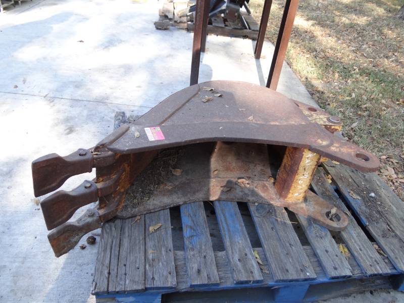 lot 5555 image: 12 Backhoe Bucket