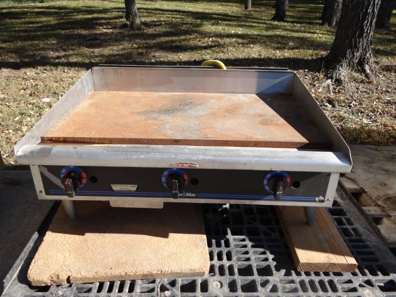 lot 5585 image: Star Flat Top Grill