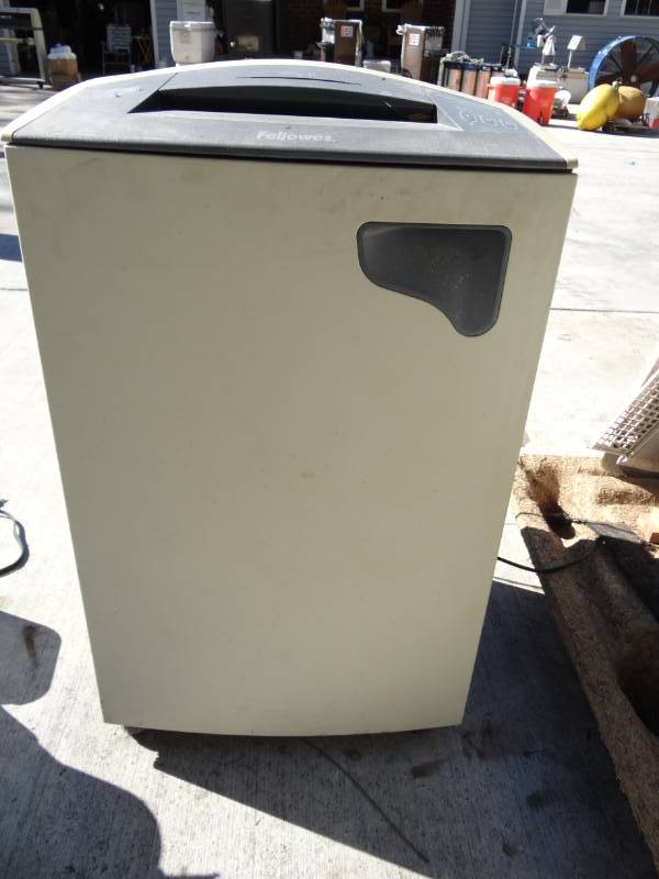 lot 5611 image: Fellowes Powershred 320-2