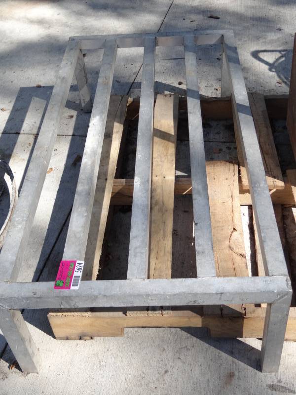 lot 5624 image: Dunnage Rack