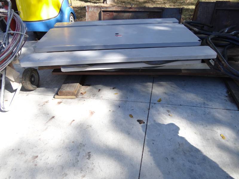 lot 5627 image: Lot of 5 Tables
