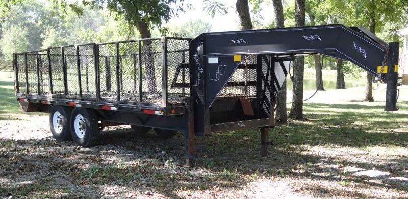 lot 2 image: 2002 Lone Star Gooseneck Trailer