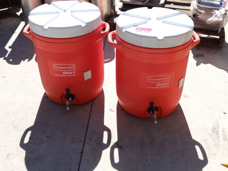 lot 5689 image: Lot of 2 10 Rubbermaid Gott Coolers