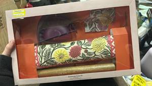 lot 10157 image: Floral Pattern Empanada Press Kit - Retail $20