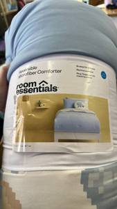 lot 10158 image: Room Essentials TwinXL Twin Reversible Microfiber Comforter - Retail $20