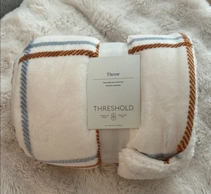 lot 14824 image: Threshold Plaid Decorative Throw Blanket - Retail $25