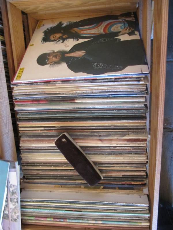 lot 256 image: 85 LPs in wood crate includes Rod Stuart, Funny Lady, Chorus Line, Cat Stevens, Steely Dan, Stevie Wonder and many more. .