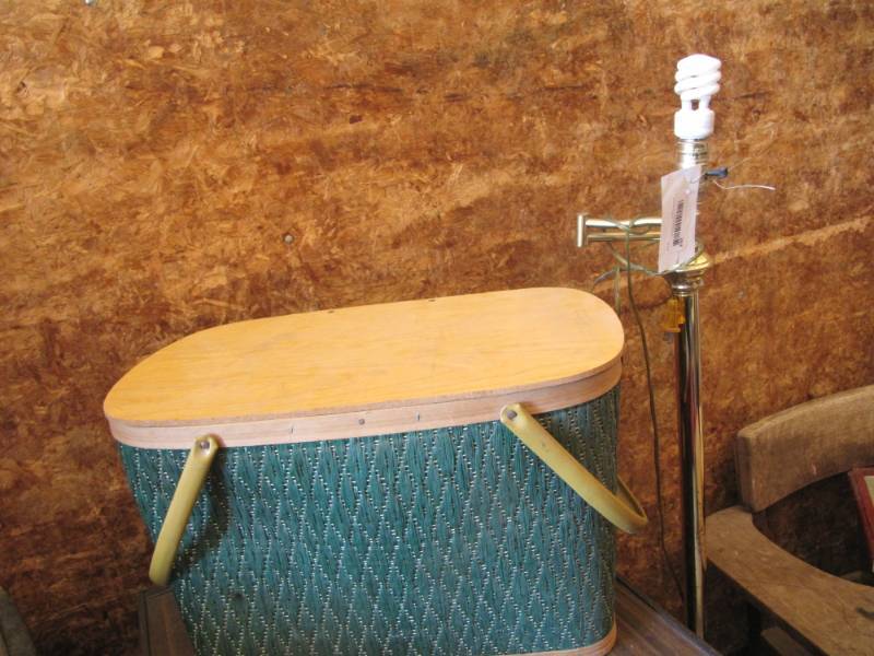 lot 263 image: pole lamp & picnic basket