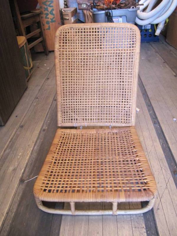 lot 269 image: Vintage folding Wicker fishing  lounging chair