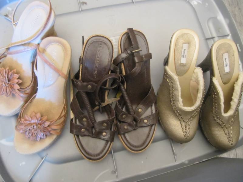 lot 274 image: tote full of ladies shoes
