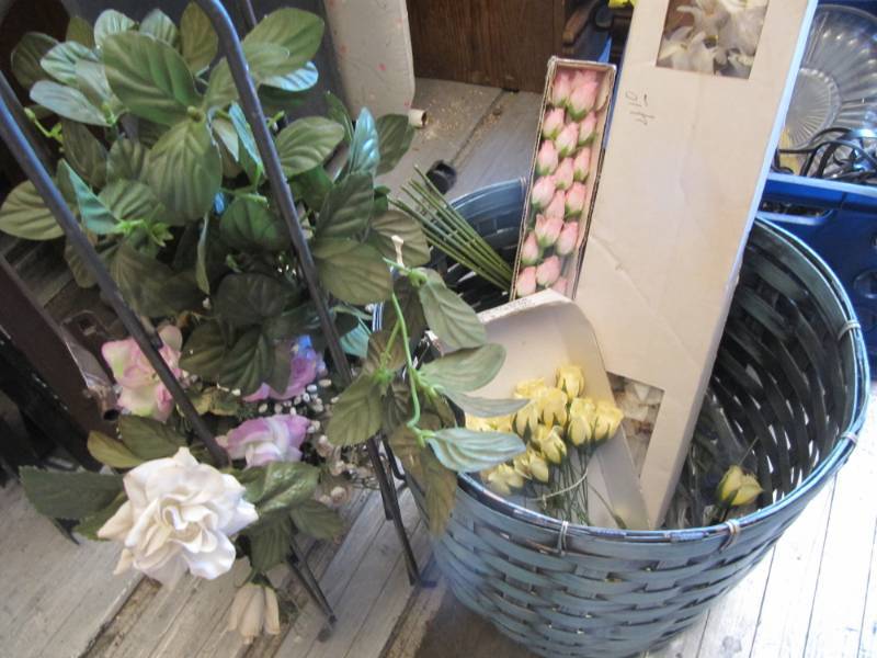 lot 275 image: Home Decor  blue basket with flowers and metal stand with flowers