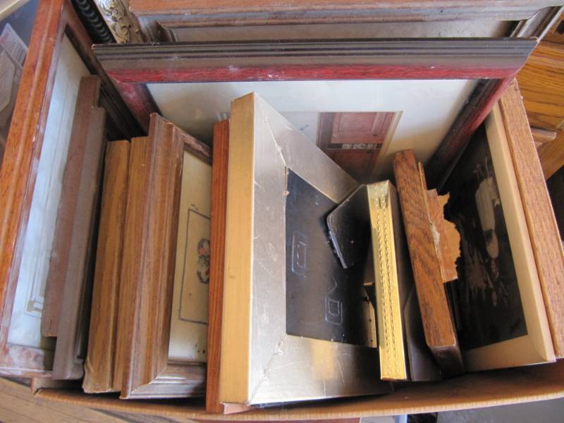 lot 277 image: 27 assorted sized picture frames